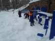 В Волжском районе продолжаются работы по очистке территории от снега и наледи