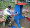 На территории Октябрьского района проводятся работы по текущему содержанию детских площадок