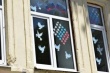 В честь Дня России окна саратовских зданий украсили флагами 