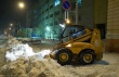 Рабочие и спецтехника продолжают убирать город от снега в ночное время