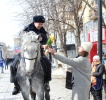 Полицейские кавалеристы поздравили жительниц Саратова