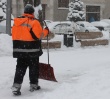 Центр Саратова продолжают очищать от снега