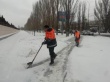 Коммунальные службы продолжают уборку территорий Ленинского района от снега 