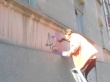 В Заводском районе закрасили надписи на фасадах жилых домов 