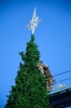 На главной площади города продолжают украшать праздничную елку