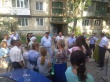 На встрече с представителями администрации Ленинского района жители попросили ускорить ремонт двора