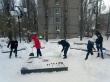 В Октябрьском районе в рамках волонтерской акции провели очистку от снега у памятного знака