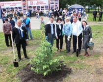 Глава региона и заводчане посадили деревья в аллее парка им. Ю.А.Гагарина