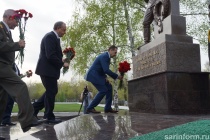 Губернатор и глава Саратова открыли памятник Воину-освободителю