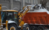 Улицы Саратова чистят от снега и наледи 