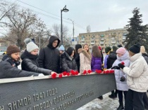 На территории Заводского района состоялась церемония возложения цветов к стеле «Город трудовой доблести»
