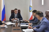 Губернатор Роман Бусаргин провел совещание по ремонту зданий школ в Саратове