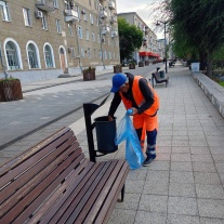 В Волжском районе продолжается уборка общественных пространств