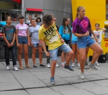 На открытых площадках Фрунзенского района проходят мастер-классы по танцам и фехтованию