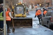 Продолжается уборка городских улиц от снега и наледи
