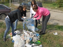 Саратовская молодежь провела субботник по очистке территории возле областной клинической больницы