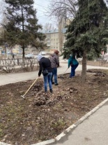 Жители Октябрьского района приняли участие в весенних работах по благоустройству