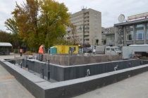 Рабочие приступили к облицовке ярусов фонтана «Одуванчик»