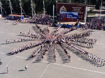 На Театральной площади Саратова состоялось большое танцевальное шоу