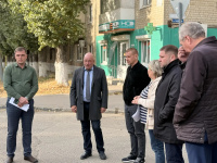  В Заводском районе проверили состояние дорожного полотна на улице Азина