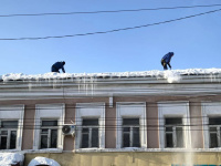 В городе продолжаются работы по очистке крыш многоквартирных домов от снега и наледи.