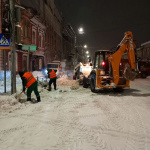 В течение ночи коммунальные службы города устраняли последствия снегопада В течение ночи коммунальные службы города устраняли последствия снегопада
