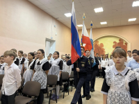 Понедельник в школах Октябрьского района традиционно начинается с поднятия Государственного флага Понедельник в школах Октябрьского района традиционно начинается с поднятия Государственного флага