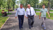 Глава города Михаил Исаев посетил сквер на проспекте 50 лет Октября