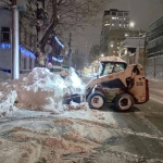 В течение ночи коммунальные службы города устраняли последствия снегопада В течение ночи коммунальные службы города устраняли последствия снегопада