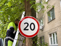 В городе продолжается установка новых дорожных знаков
