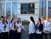 В Саратове почтили память Олега Ивановича Янковского В Саратове почтили память Олега Ивановича Янковского