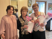 В Заводском районе сотрудники МДОУ Nº 72 поздравили заслуженных работников с 8 марта