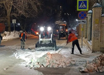 Продолжаются работы по уборке снега и наледи Продолжаются работы по уборке снега и наледи