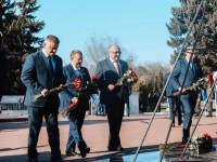 Игорь Молчанов возложил цветы к мемориалу Защитникам Отечества