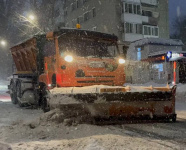 В течение ночи городские коммунальные службы вели уборку снега и наледи на улично-дорожной сети