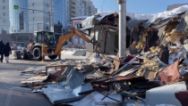 На Ильинской площади ведется демонтаж нестационарного торгового объекта