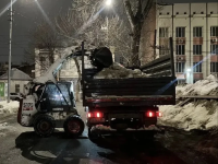 В течение ночи коммунальные службы города проводили работы по уборке снега и наледи В течение ночи коммунальные службы города проводили работы по уборке снега и наледи