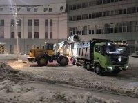 В течение ночи службы благоустройства города устраняли последствия снегопада В течение ночи службы благоустройства города устраняли последствия снегопада