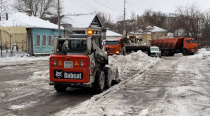 По поручению главы города Михаила Исаева на территории города ведутся комплексные работы по комплексной уборке снега
