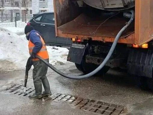 Специалисты МУП «Водосток» продолжают работу по предупреждению подтоплений на территории города