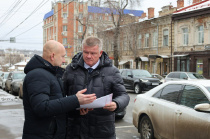 Глава города Михаил Исаев осмотрел ход работ на трех новых участках платной парковки: