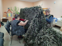 В Доме культуры п. Вольновка продолжается работа по созданию маскировочных сетей