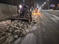В течение ночи коммунальные службы города проводили работы по уборке снега и наледи В течение ночи коммунальные службы города проводили работы по уборке снега и наледи