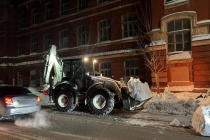 В течение ночи коммунальные службы города устраняли последствия снегопада