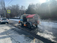 Коммунальные службы города проводят комплексные работы по уборке наледи и противогололедной обработке территорий