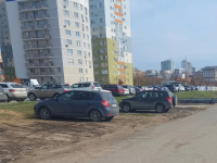 По фактам парковки автотранспорта на «зеленой зоне» возбуждены административные дела