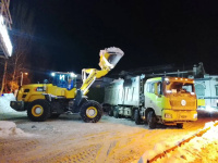 В течение ночи коммунальные службы города устраняли последствия снегопада 