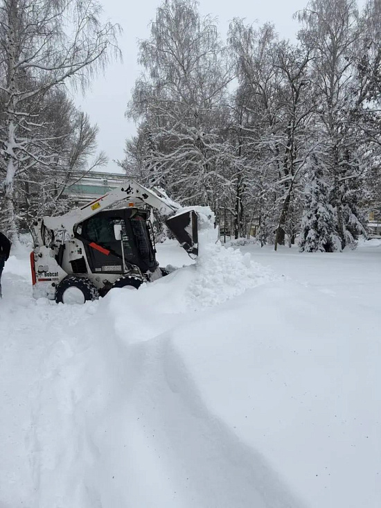 В Заводском районе торговые объекты продолжают работы по уборке снега
