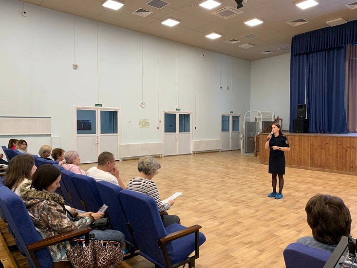 В преддверии каникул сотрудники полиции принимают участие в родительских собраниях