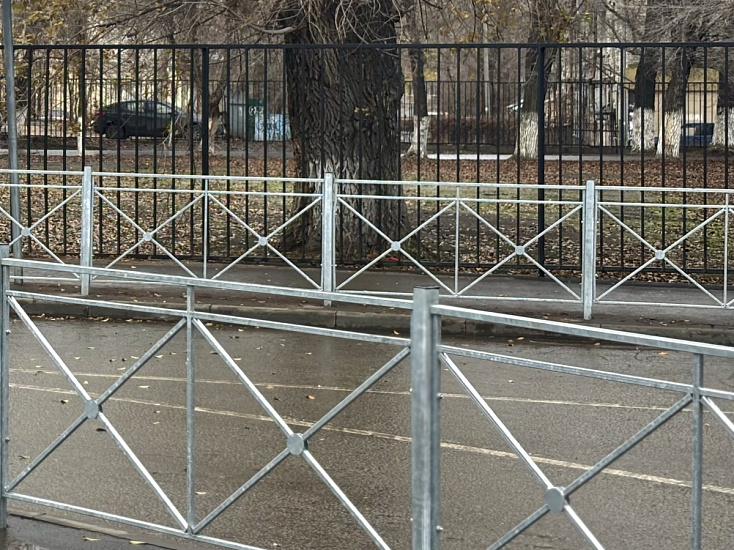 На Ильинской площади по просьбам жителей установили пешеходное ограждение